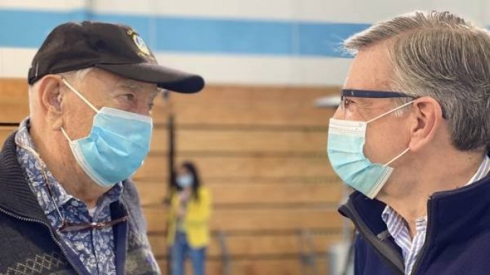 Hasta con tango los han recibido: Así comenzó la jornada de vacunación para personas entre 87 y 89 años