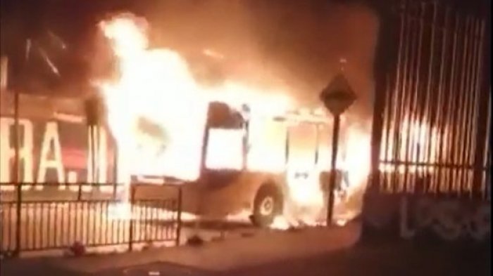 Atacan con bombas molotov a comisaría de Bajos de Mena tras incidentes en Panguipulli