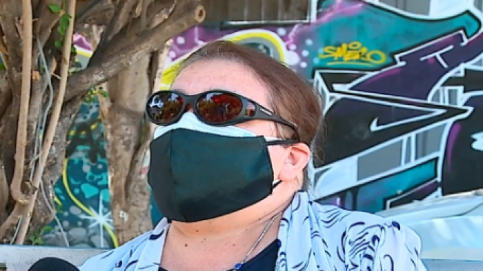 No pagan, ni se quieren ir: Pareja adeuda más de 2 millones por arriendo a mujer no vidente