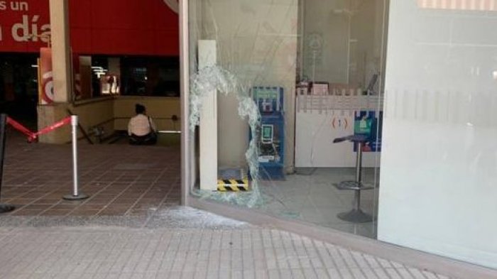 Sujetos tomaron de rehén a cliente durante robo a tienda de celulares en mall capitalino