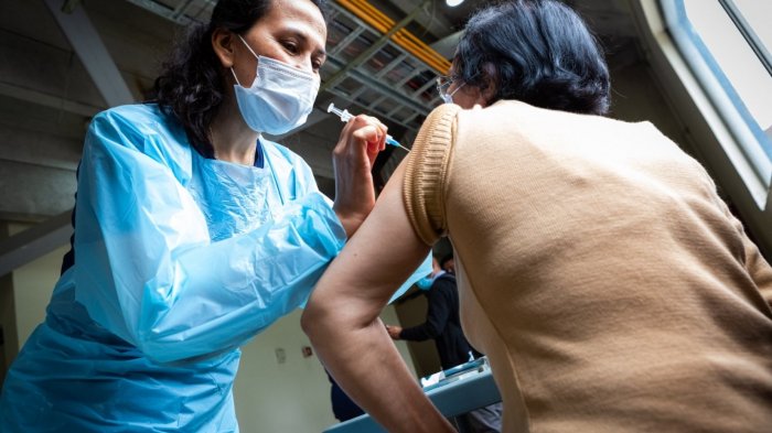 Gobierno confirma que extranjeros irregulares serán vacunados