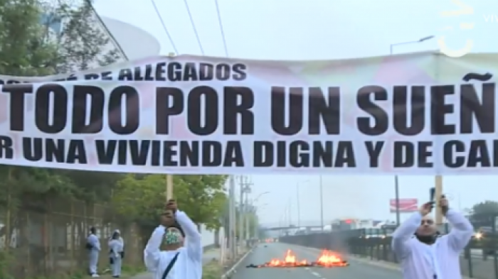 Barricadas en Américo Vespucio: 200 familias protestan contra el Serviu