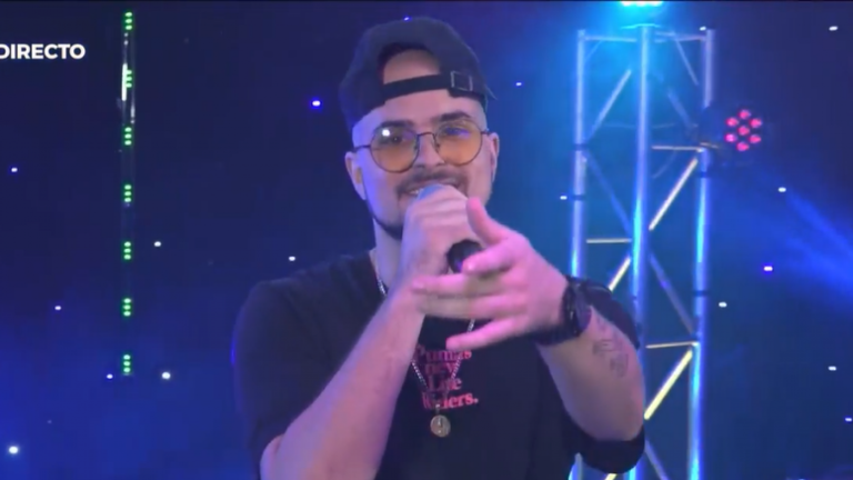 A todo trap: Schuster encendió el escenario con su tema 