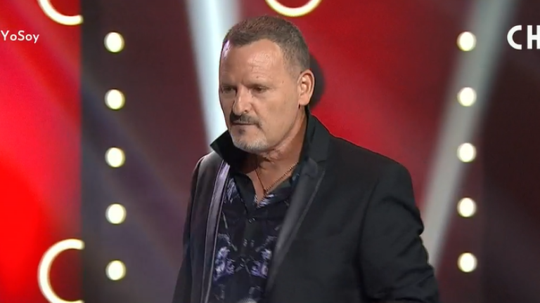 Una actuación descoordinada: Miguel Bosé no pudo seguir en competencia