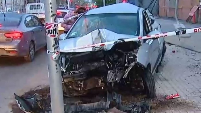Poste colgando en plena Vicuña Mackenna: Vehículo quedó completamente destruido por impacto a alumbrado público