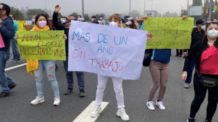 Trabajadores de casino Monticello cortan Ruta 5 Sur: Piden que el Minsal los autorice para trabajar