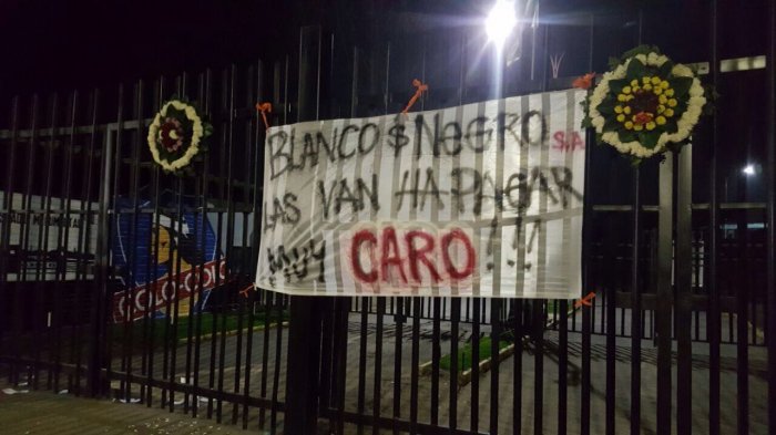 Tenso ambiente en la previa al partido de Colo Colo: Hinchas dejan corona de flores e incendian neumáticos fuera del Estadio Monumental