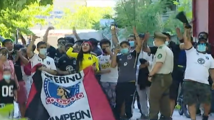 Hinchas repletaron las afueras del hotel: Así se vive la previa del partido de Colo Colo en Talca