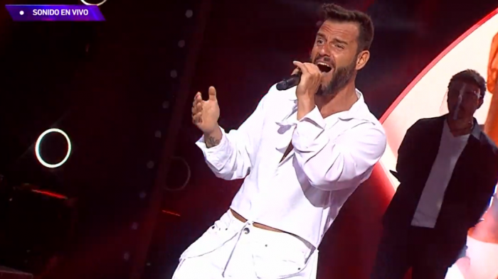 Un movido Ricky Martin llegó para presentarse en el duelo de eliminación