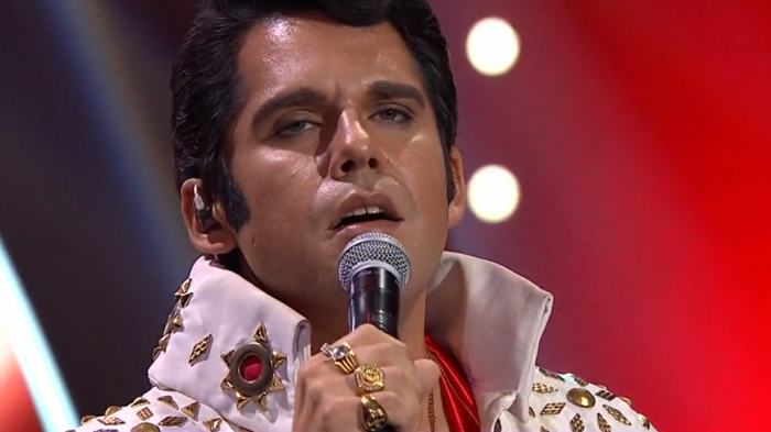 Elvis Presley llenó el escenario de romanticismo con su presentación