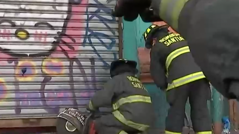 Incendio afecta a locales comerciales frente al Mercado Tirso de Molina en Recoleta