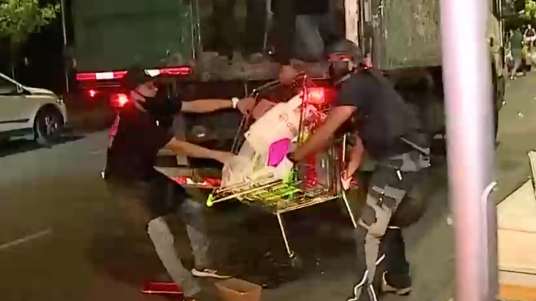 Les lanzaron piedras y aceite caliente: Vendedores ambulantes atacan a fiscalizadores en Santiago