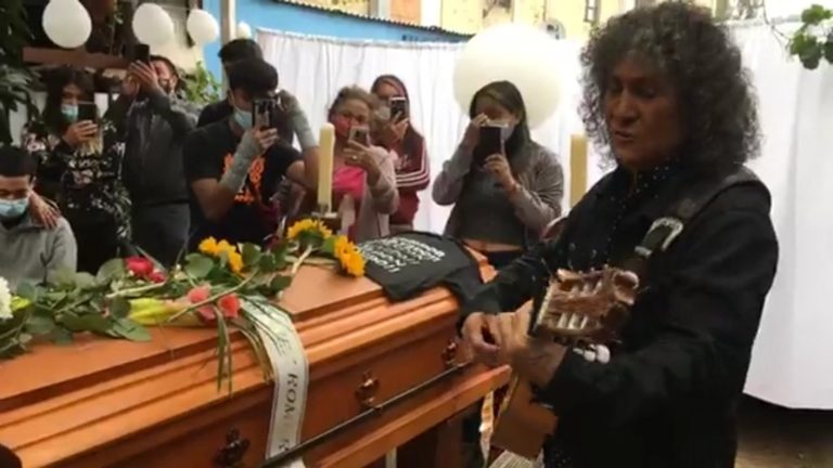 Roberto Márquez de Illapu llegó a cantar al velorio de malabarista baleado por carabinero