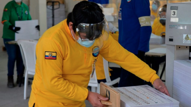 Ecuador celebra sus elecciones marcadas por récord de candidatos presidenciales