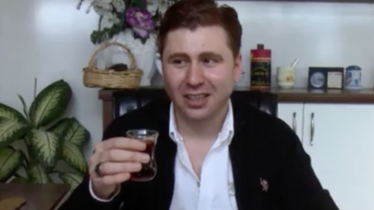 Trabajador intenta matar a su jefe mezclando saliva infectada de COVID-19 con sus bebidas