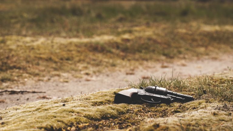 Dos padres y sus tres hijos fueron asesinados al interior de su hogar en una aldea