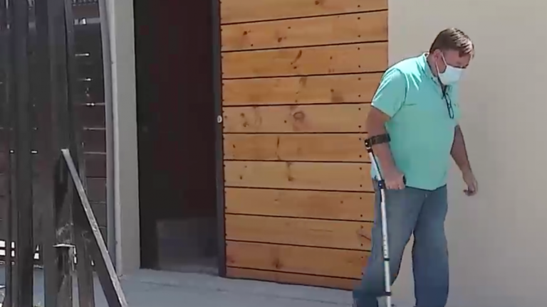 Reclaman ilegalidad: Instalaron portón eléctrico que complica el acceso a su casa en Maipú