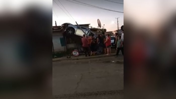 Automóvil terminó montado en un cerco: Vecinos golpearon al conductor cuando bajó del auto