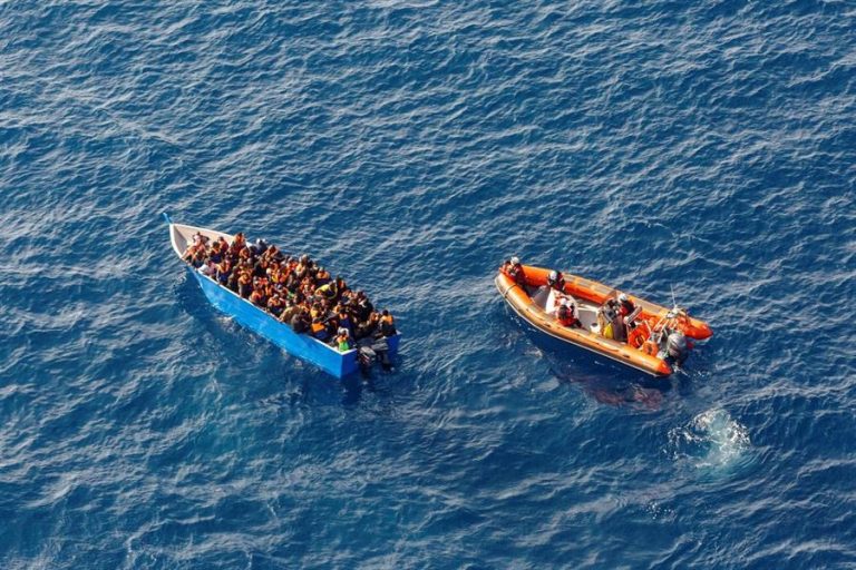 14 niños migrantes a bordo de una barca de madera fueron rescatados en la costa italiana