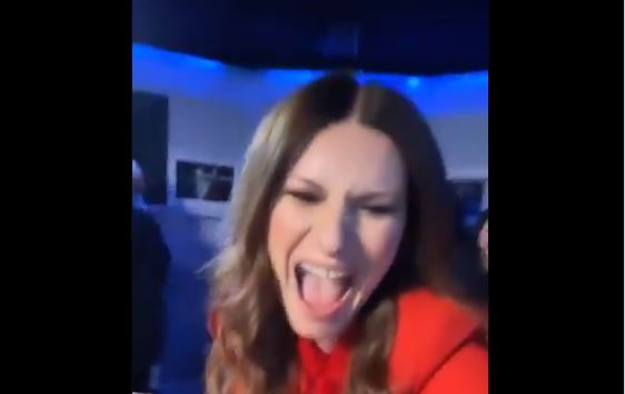 Con saltos y gritos: La eufórica celebración de Laura Pausini al ganar el Globo de Oro a Mejor Canción