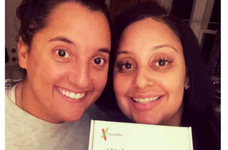 Amigas descubren que eran hermanas separadas al nacer y fueron adoptadas por diferentes familias