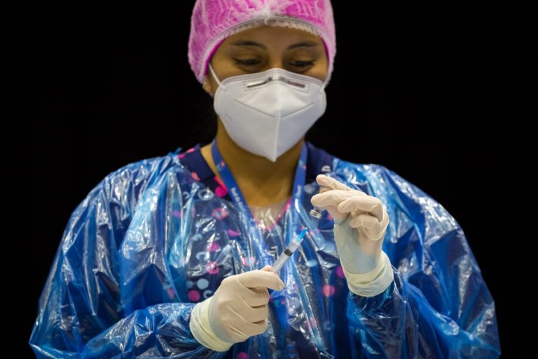 Este martes le toca vacunarse a las personas de 63 años con y sin comorbilidades