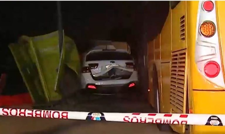 Auto chocó con bus de pasajeros en Puente Alto: Dos personas murieron y herido está en riesgo vital