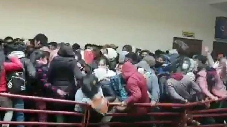 A 7 suben los estudiantes muertos al caer de cuarto piso en universidad de Bolivia