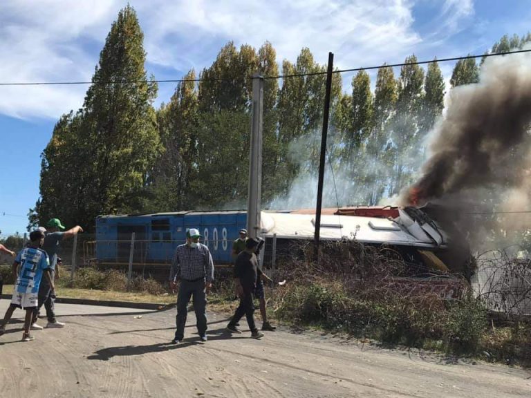 Tren colisionó con microbús﻿ que trasladaba trabajadores en Cabrero: Dos personas fallecieron
