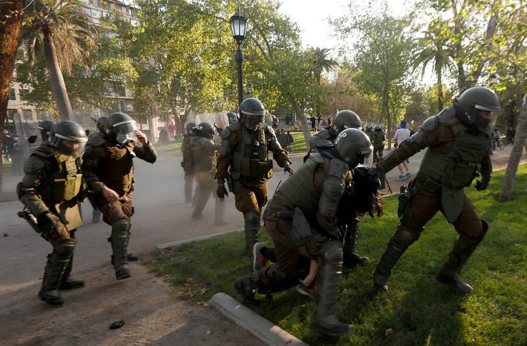 Contraloría propone suspender a dos generales por su actuar durante estallido social