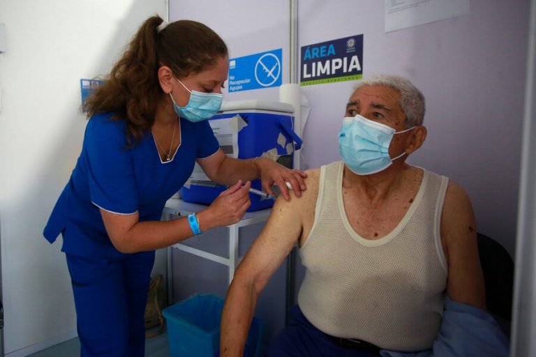 Hay casi 4 millones de inoculados en Chile: Conoce el calendario de vacunación para la segunda semana de marzo