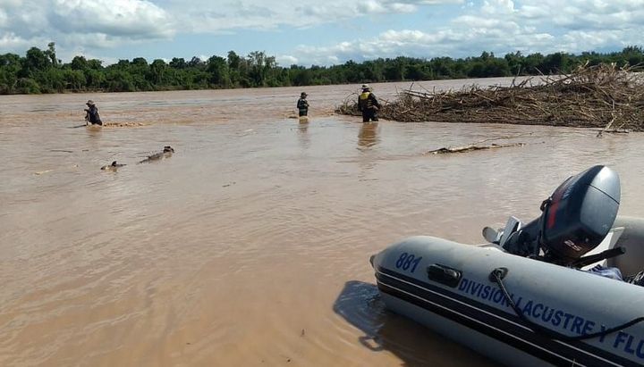 Padre debió soltar a su hijo para sobrevivir en accidente al cruzar un río: 