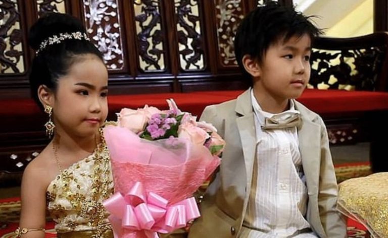 Padres casaron a sus gemelos de 5 años entre sí: Creen que fueron amantes en su vida anterior