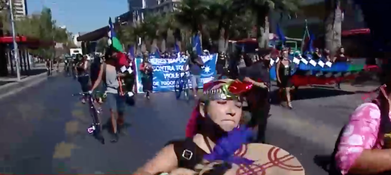 8M: Mujeres mapuche marcharon por la Alameda en dirección a Plaza Italia