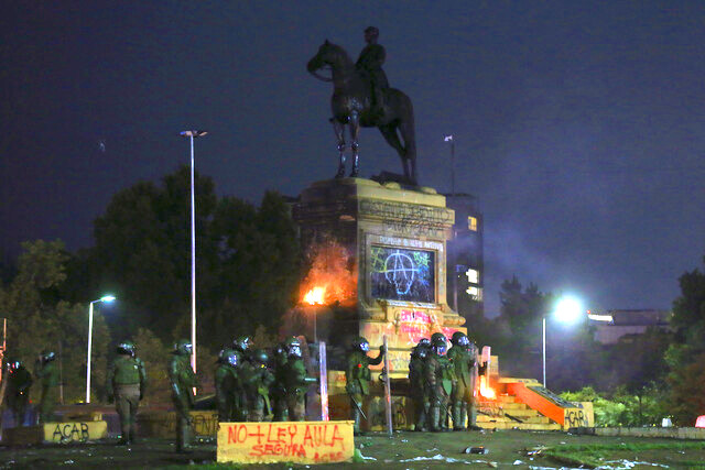 Consejo de Defensa del Estado anuncia querella contra responsables de la quema en la estatua de Baquedano