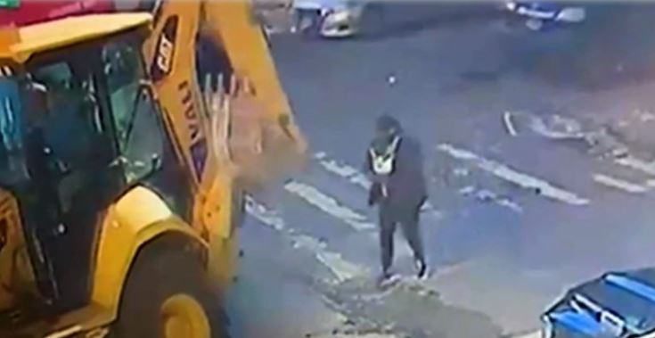 Iba mirando su celular: Mujer falleció luego de ser aplastada por una retroexcavadora