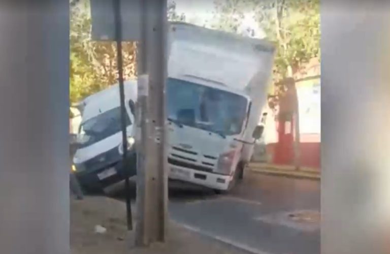 Pelea entre conductores terminó con un furgón destruido y un poste derribado