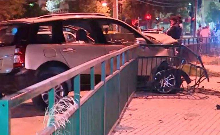 Vecinos intimidaron a delincuentes que intentaron arrancar en auto robado: Terminaron chocando