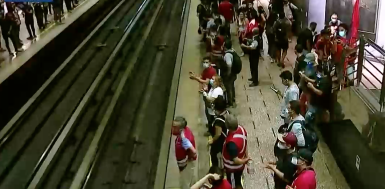En medio de paro: Trabajadores de Metro realizaron protesta dentro de estación Moneda