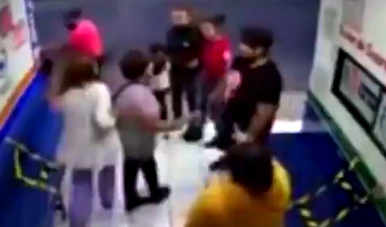 Una familia atacó a una doctora que les pidió el uso de la mascarilla