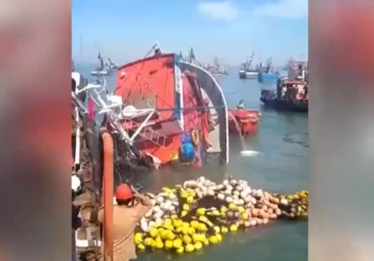 El momento en que una lancha se hundió cuando descargaba la pesca en Coronel