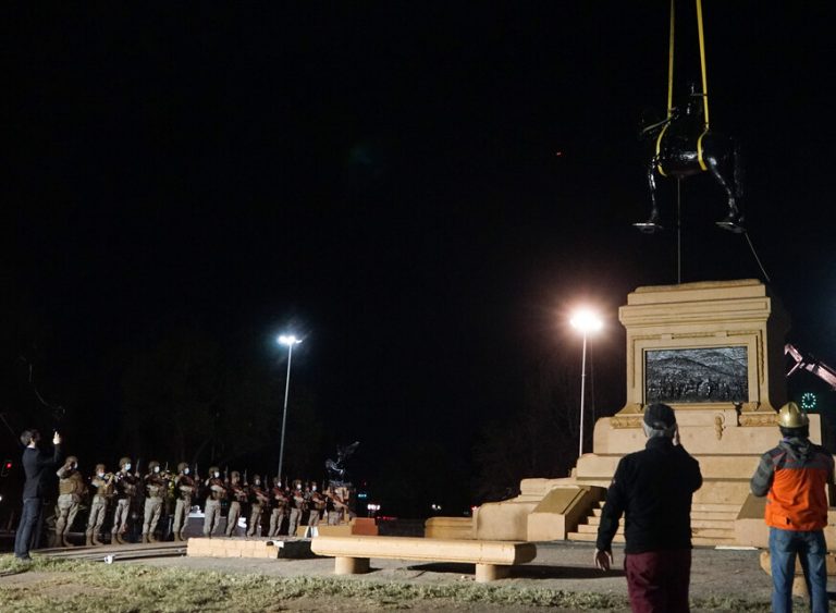 Retiran temporalmente estatua de general Baquedano en Plaza Italia por trabajos de restauración