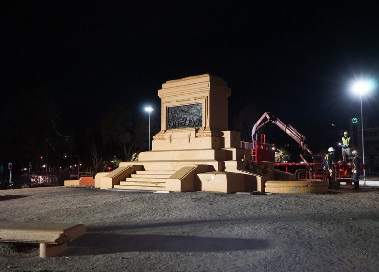 30 detenidos durante retiro del monumento del general Baquedano: Un carabinero fue atropellado