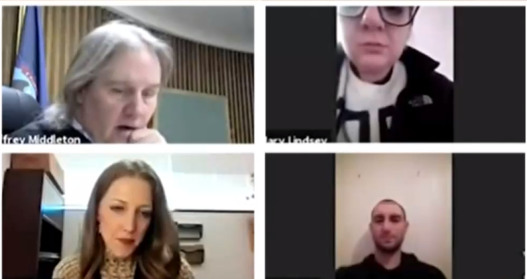 Acusado de violencia doméstica es sorprendido en casa de la víctima en plena audiencia judicial en su contra