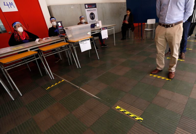 Diputados UDI piden vacunar a vocales de mesa: 