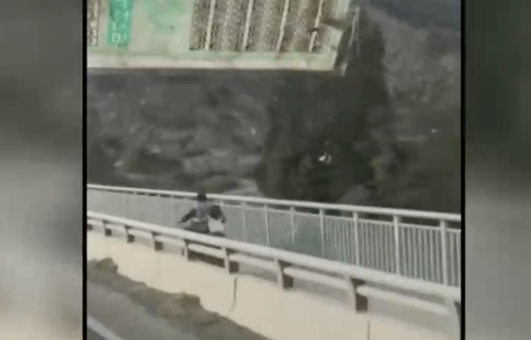 Peligrosa acción: Captan a motociclista viajando con niños sin ningún tipo de protección