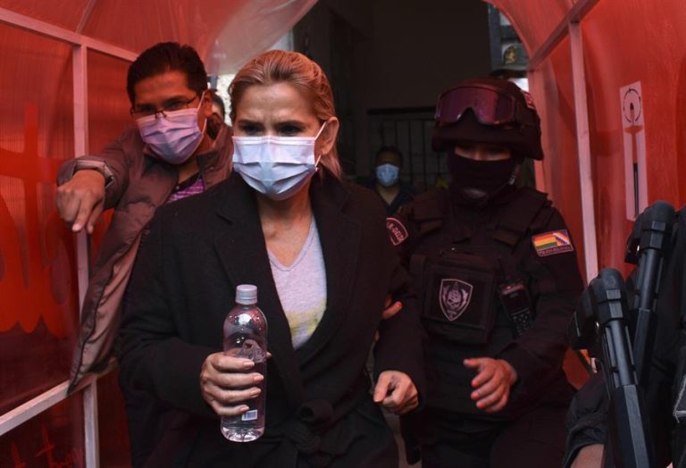 Decretan prisión preventiva de 4 meses para ex presidenta interina de Bolivia, Jeanine Áñez