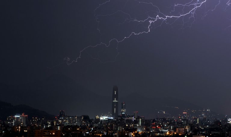 Tormentas eléctricas: 10 comunas de la RM bajo Alerta Temprana Preventiva