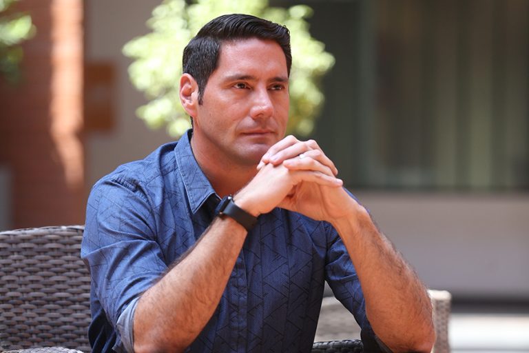 Con foto de Karadima: Pancho Saavedra criticó a la Iglesia Católica por rechazar uniones homosexuales