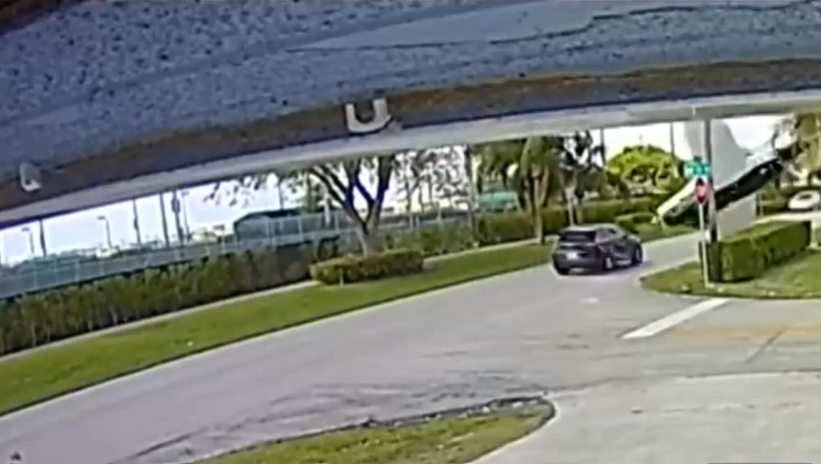 Aeronave impactó a un auto en pleno movimiento dejando al menos tres muertos